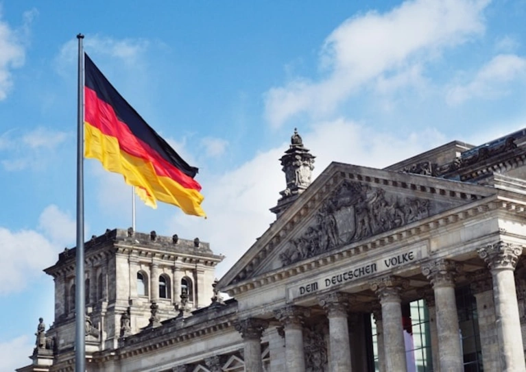 Deutsche Flagge vor dem Bundestag
